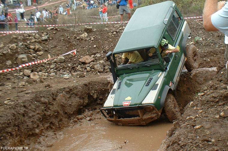 Land Rover Defender trial 4x4